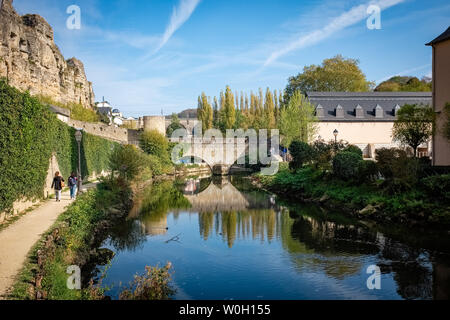 Città di Lussemburgo, Lussemburgo - 20 ottobre 2018: la gente camminare accanto al fiume Alzette. Grund distretto, città di Lussemburgo Foto Stock