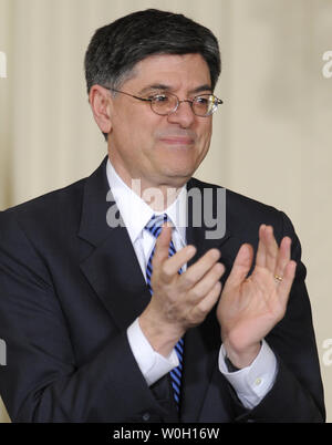 In uscita il capo del personale della Casa Bianca, Jack Lew applaude come presidente degli Stati Uniti Barack Obama annuncia il neo-nominato capo del personale Denis McDonough, nella Sala Est della Casa Bianca, 25 gennaio 2013, a Washington, DC. McDonough, ex vice consigliere per la sicurezza nazionale, sostituisce Lew, che è stato nominato come il prossimo Segretario del Tesoro. UPI/Mike Theiler Foto Stock