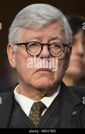 National Rifle Association il Presidente David Keene Ascolta la testimonianza durante alla commissione giudiziaria del Senato audizione su *Cosa dovrebbe fare in America circa la violenza pistola?*, sul colle del Campidoglio, 30 gennaio 2013, a Washington, DC. Il pannello è il Congresso del primo grande audizione sul controllo dell'arma nella scia del Sandy Hook Scuola tiri. UPI/Mike Theiler Foto Stock