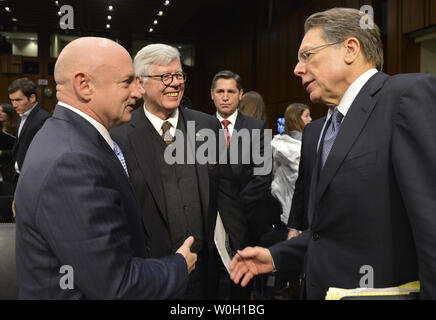 Il cap. Mark Kelly, USN (Ret.), (L), chat con la National Rifle Association (NRA) Vice Presidente Esecutivo e Amministratore Delegato Wayne LaPierre come NRA Presidente David Keene orologi a conclusione di alla commissione giudiziaria del Senato audizione su *Cosa dovrebbe fare in America circa la violenza pistola?*, sul colle del Campidoglio, 30 gennaio 2013, a Washington, DC. Il pannello è il Congresso del primo grande audizione sul controllo dell'arma nella scia del Sandy Hook Scuola tiri. UPI/Mike Theiler Foto Stock