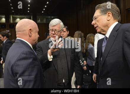 Il cap. Mark Kelly, USN (Ret.), (L), ascolta la National Rifle Association (NRA) il Presidente David Keene come Vice Presidente Esecutivo e Amministratore Delegato Wayne LaPierre orologi a conclusione di alla commissione giudiziaria del Senato audizione su *Cosa dovrebbe fare in America circa la violenza pistola?*, sul colle del Campidoglio, 30 gennaio 2013, a Washington, DC. Il pannello è il Congresso del primo grande audizione sul controllo dell'arma nella scia del Sandy Hook Scuola tiri. UPI/Mike Theiler Foto Stock