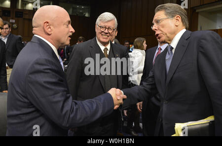 Il cap. Mark Kelly, USN (Ret.), (L), scuote le mani con la National Rifle Association (NRA) Vice Presidente Esecutivo e Amministratore Delegato Wayne LaPierre come NRA Presidente David Keene orologi a conclusione di alla commissione giudiziaria del Senato audizione su *Cosa dovrebbe fare in America circa la violenza pistola?*, sul colle del Campidoglio, 30 gennaio 2013, a Washington, DC. Il pannello è il Congresso del primo grande audizione sul controllo dell'arma nella scia del Sandy Hook Scuola tiri. UPI/Mike Theiler Foto Stock