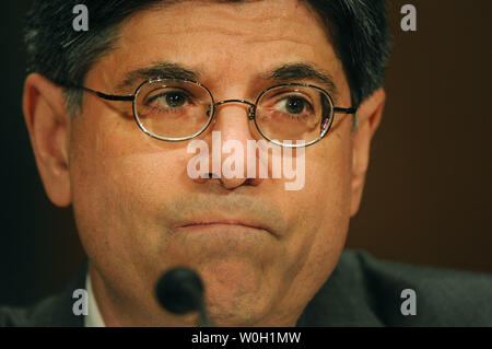 Ex capo del personale della Casa Bianca, Jacob Lew testimonia durante il suo senato Commissione Finanze audizione di conferma di essere il prossimo Segretario proprie il 13 febbraio 2013 a Washington D.C. UPI/Kevin Dietsch Foto Stock