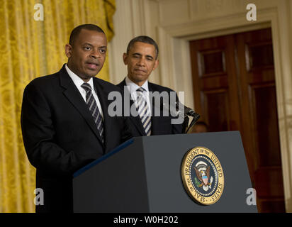 Charlotte sindaco Antonio Foxx (L) fornisce il commento dopo il Presidente Barack Obama (R) ha annunciato di essere lui a suo candidato come il trasporto successivo segretario, durante una cerimonia alla Casa Bianca il 29 aprile 2013 a Washington D.C. UPI/Kevin Dietsch Foto Stock