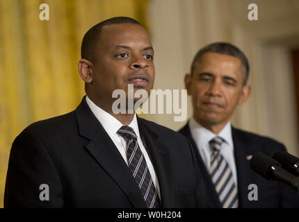 Charlotte sindaco Antonio Foxx (L) fornisce il commento dopo il Presidente Barack Obama (R) ha annunciato di essere lui a suo candidato come il trasporto successivo segretario, durante una cerimonia alla Casa Bianca il 29 aprile 2013 a Washington D.C. UPI/Kevin Dietsch Foto Stock