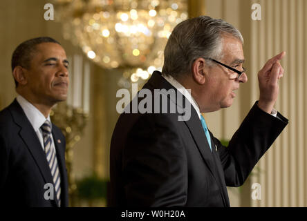 Trasporto in uscita Segretario Ray LaHood offre commento accanto al Presidente Barack Obama, durante una cerimonia alla Casa Bianca il 29 aprile 2013 a Washington D.C. Obama ha annunciato che Charlotte sindaco Antonio Foxx sarà il suo candidato per essere il prossimo Segretario di trasporto. UPI/Kevin Dietsch Foto Stock