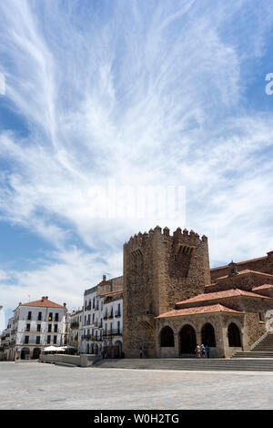 Passeggiata attraverso le belle strade della città medievale di Cáceres in Estremadura, Spagna Foto Stock