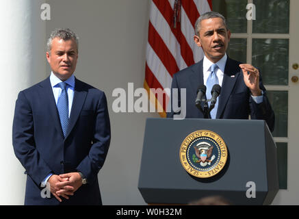 Stati Uniti Il presidente Barack Obama parla della sua proposta fiscale del bilancio 2014 nel Giardino delle Rose della Casa Bianca di Washington il 10 aprile 2013. A sinistra è Ufficio di gestione e bilancio Direttore Jeffrey Zients. Il $3,77 trilioni di bilancio è previsto per ridurre i disavanzi pubblici di $1.8 trilioni nel prossimo decennio. UPI/Pat Benic Foto Stock