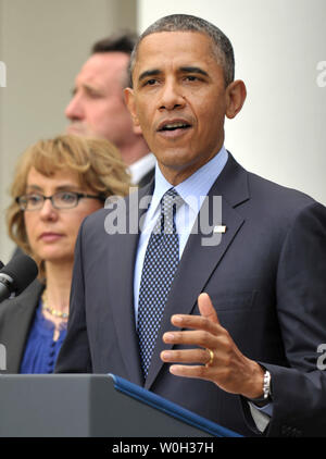 Il presidente Barack Obama offre una dichiarazione sul Senato il mancato passaggio di una misura per pistola espanso controlli in background, alla Casa Bianca il 17 aprile 2013 a Washington D.C. Obama è stato affiancato da ex congressista e della violenza pistola vittima, Gabby Giffords. UPI/Kevin Dietsch Foto Stock