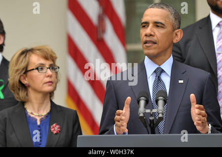 Il presidente Barack Obama offre una dichiarazione sul Senato il mancato passaggio di una misura per pistola espanso controlli in background, alla Casa Bianca il 17 aprile 2013 a Washington D.C. Obama è stato affiancato da ex congressista e della violenza pistola vittima, Gabby Giffords. UPI/Kevin Dietsch Foto Stock
