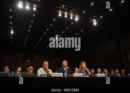 Da sinistra a destra, Arturo Rodriguez, Presidente del Regno i lavoratori agricoli e Charles Conner, Presidente del Consiglio Nazionale delle Cooperative di coltivatore e Alyson Eastman, presidente di Book-Ends Associates, testifiy durante un Senato Comitato Giudiziario Audizione sulla riforma dell immigrazione sulla Capitol Hill su Aprile 22, 2013 a Washington D.C. UPI/Kevin Dietsch Foto Stock