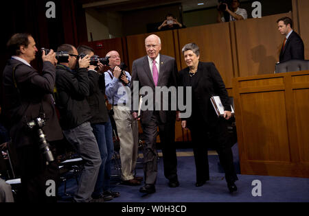 Potere Giudiziario del senato il presidente del Comitato Patrick Leahy (D-VT) accompagnatrici Homeland Security Segretario Janet Napolitano per la sua sede prima di un potere giudiziario del senato audizione del Comitato sulla sicurezza delle frontiere e di immigrazione Modernization Act, il 23 aprile 2013 a Washington D.C. UPI/Kevin Dietsch Foto Stock