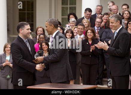 Il presidente Barack Obama presenta il Maestro nazionale del premio di anno di Jeff Charbonneau, un insegnante di scienze da Zilla, Washington, durante l'Insegnante nazionale dell'anno di presentazione, il 23 aprile 2013 presso la Casa Bianca di Washington, D.C. UPI/Kevin Dietsch Foto Stock