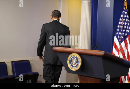 Il Presidente Usa Barack Obama esce dal podio dopo aver tenuto le domande nel corso di una conferenza stampa presso la Casa Bianca, Aprile 30, 2013 a Washington, DC. Obama ha domande sulla Siria, l'economia, i bombardamenti di Boston e riforma dell immigrazione durante le domande e le risposte. UPI/Mike Theiler Foto Stock