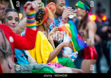 NEW YORK CITY - Giugno 25, 2017: Sostenitori di onda bandiere arcobaleno nel bilancio annuale Gay Pride Parade mentre passano attraverso il Greenwich Village. Foto Stock