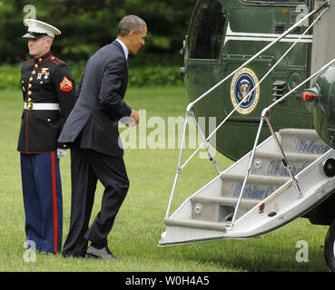 Il Presidente Usa Barack Obama sorrisi come egli passi da un marine statunitense, che egli aveva dimenticato di salutare come ha imbarcato Marine un elicottero, come egli si diparte la Casa Bianca, 24 maggio 2013, a Washington DC per un viaggio di un giorno ad Annapolis, Maryland per rendere un indirizzo di inizio all'Accademia Navale degli Stati Uniti. UPI/Mike Theiler Foto Stock