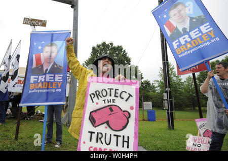 I manifestanti da varie organizzazioni si riuniscono per protestare contro l'inizio della corte marziale del US Army PFC Bradley Manning, al di fuori del cancello anteriore di Fort Meade, Maryland, Giugno 3, 2013. Manning è accusato di rivelare migliaia di segreti militari nel caso Wiki-Leaks. UPI/Mike Theiler Foto Stock