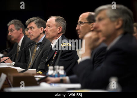 Da sinistra a destra, James Cole, vice procuratore generale, Chris Inglis, Vice Direttore della NSA, Esercito gen. Keith Alexander, Direttore della National Security Agency, Sean Joyce, Vice Direttore dell'Ufficio federale dell'inchiesta, e Robert Litt, General Counsel, ufficio del direttore della National Intelligence General Counsel, testimoniano durante una casa selezionare Intelligence audizione del Comitato su NSA programmi progettati per proteggere gli americani, sul colle del Campidoglio di Washington, 18 giugno 2013. UPI/Kevin Dietsch Foto Stock