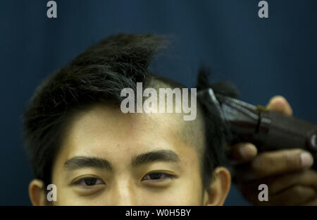 Daniel Chow di Newport News, Virginia, testa rasata induzione durante la giornata presso la U.S. Naval Academy su Giugno 27, 2013 in Annapolis, Maryland. La classe del 2017 è arrivato all'Accademia Navale per iniziare il loro allenamento estivo che sancirà la fondazione dell'Accademia quadriennale del curriculum professionale. UPI/Kevin Dietsch Foto Stock