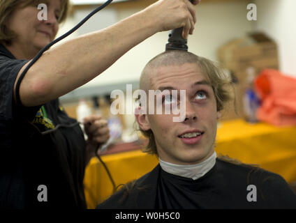 Matteo Washington, di Annpolis, Maryland, ha la sua testa rasata induzione durante la giornata presso la U.S. Naval Academy su Giugno 27, 2013 in Annapolis, Maryland. La classe del 2017 è arrivato all'Accademia Navale per iniziare il loro allenamento estivo che sancirà la fondazione dell'Accademia quadriennale del curriculum professionale. UPI/Kevin Dietsch Foto Stock