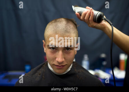 Ryan mostra ha la sua testa rasata induzione durante la giornata presso la U.S. Naval Academy su Giugno 27, 2013 in Annapolis, Maryland. La classe del 2017 è arrivato all'Accademia Navale per iniziare il loro allenamento estivo che sancirà la fondazione dell'Accademia quadriennale del curriculum professionale. UPI/Kevin Dietsch Foto Stock