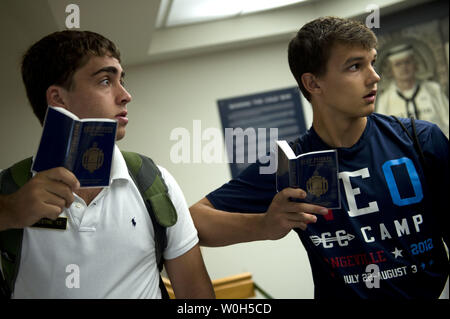 Arrivo Plebes leggere le copie di Reef punti come essi attendere in linea durante la giornata di induzione all'U.S. Naval Academy su Giugno 27, 2013 in Annapolis, Maryland. La classe del 2017 è arrivato all'Accademia Navale per iniziare il loro allenamento estivo che sancirà la fondazione dell'Accademia quadriennale del curriculum professionale. UPI/Kevin Dietsch Foto Stock