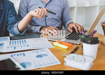 Il gruppo di lavoro del collega insieme office, business casual facendo conversazione con presentazione dei partner di progetto ad una riunione di lavoro e di analisi, Idea pr Foto Stock