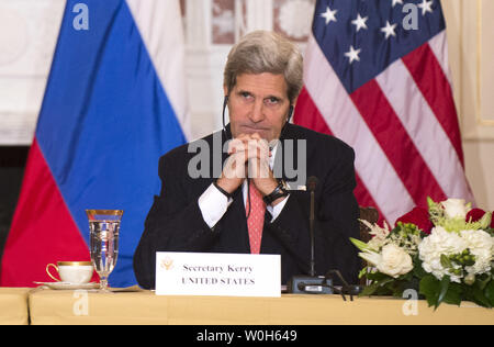 Stati Uniti Il segretario di Stato John Kerry ascolta come Ministro degli Esteri russo Sergey Lavrov offre commento ai media prima di un incontro al Dipartimento di Stato il 9 agosto 2013 a Washington D.C. Questo incontro giunge dopo l'annuncio che il Presidente Obama ha annullato il suo incontro con il Presidente russo Putin in Snowden asilo tensioni. UPI/Kevin Dietsch Foto Stock