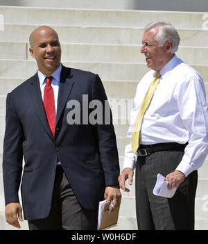 Newark, New Jersey Sindaco Cory Booker (L) e Rep Steny Hoyer (D-MD) attendere per rendere commento nella parte anteriore del Lincoln Memorial, in occasione del cinquantesimo anniversario di Martin Luther King, ' Ho un sogno ' discorso, 24 agosto 2013, a Washington, DC. Booker è anche il candidato democratico nel prossimo 2013 NJ elezioni, in quanto essi hanno aderito i diritti civili e i leader politici e migliaia di ospiti per ricordare il 1963 marzo su Washington. UPI/Mike Theiler Foto Stock