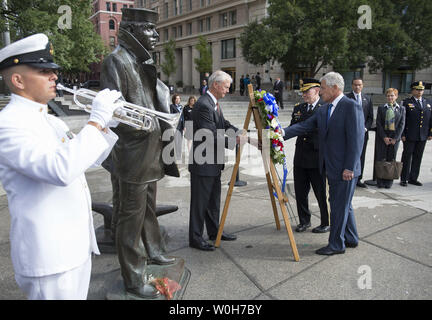 Il Segretario della Difesa Chuck Hagel e Presidente del Comune di capi di Stato Maggiore gen. Martin Dempsey deporre una corona al Memoriale Navale in onore delle vittime di ieri del Navy Yard tiro, a Washington D.C. il 17 settembre 2013. Ieri mattina la presunta pistolero Aaron Alexis aprì il fuoco sul complesso navale uccidendo 12. UPI/Kevin Dietsch Foto Stock