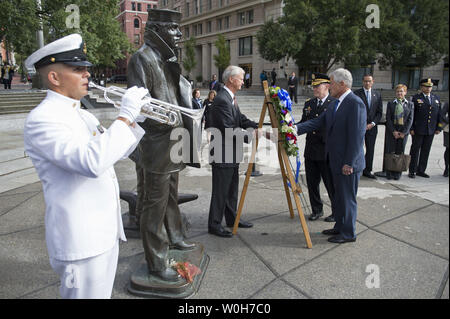 Il Segretario della Difesa Chuck Hagel e Presidente del Comune di capi di Stato Maggiore gen. Martin Dempsey deporre una corona al Memoriale Navale in onore delle vittime di ieri del Navy Yard tiro, a Washington D.C. il 17 settembre 2013. Ieri mattina la presunta pistolero Aaron Alexis aprì il fuoco sul complesso navale uccidendo 12. UPI/Kevin Dietsch Foto Stock