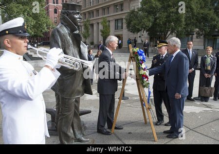 Il Segretario della Difesa Chuck Hagel e Presidente del Comune di capi di Stato Maggiore gen. Martin Dempsey deporre una corona al Memoriale Navale in onore delle vittime di ieri del Navy Yard tiro, a Washington D.C. il 17 settembre 2013. Ieri mattina la presunta pistolero Aaron Alexis aprì il fuoco sul complesso navale uccidendo 12. UPI/Kevin Dietsch Foto Stock