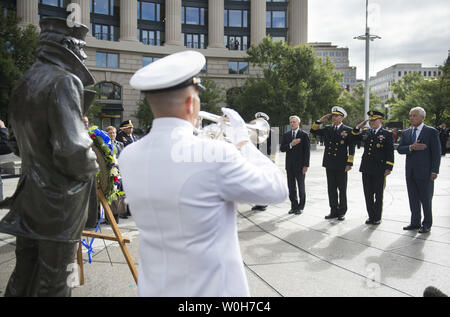 Il Segretario della Difesa Chuck Hagel, Presidente del Comune di capi di Stato Maggiore gen. Martin Dempsey, Vice Presidente del comune di Capo del personale di Adm. Sandy Winnefeld, Navy Segretario Ray Mabus e Capo di operazioni navali Jonathan Greenert partecipare in una ghirlanda di cerimonia di posa corona al Memoriale Navale in onore delle vittime di ieri del Navy Yard tiro, a Washington D.C. il 17 settembre 2013. Ieri mattina la presunta pistolero Aaron Alexis aprì il fuoco sul complesso navale uccidendo 12. UPI/Kevin Dietsch Foto Stock