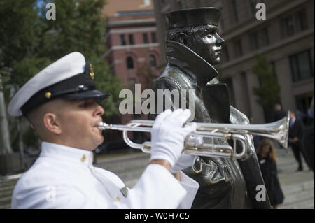 Un bugler gioca prese nel corso di una cerimonia presso il Memorial Navey dove il Segretario della Difesa Chuck Hagel e Presidente del Comune di capi di Stato Maggiore gen. Martin Dempsey deposto una corona in onore delle vittime di ieri del Navy Yard tiro, a Washington D.C. il 17 settembre 2013. Ieri mattina la presunta pistolero Aaron Alexis aprì il fuoco sul complesso navale uccidendo 12. UPI/Kevin Dietsch Foto Stock