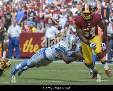 Detroit Lions running back Joique Bell immersioni per la linea di traguardo come egli punteggi nel 1 ° trimestre nonostante Washington Redskins defender Darryl Tapp con FedEx Campo, Landover Maryland, Settembre 22, 2013. I Lions hanno vinto, 27-20 e le pellerosse cadde a 0-3 per aprire la stagione. UPI/Mike Theiler Foto Stock