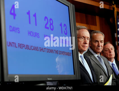 Il leader della maggioranza del Senato Harry Reid (D-NV), il senatore Charles Schumer (D-NY) e assistente il leader della maggioranza del Senato Richard Durbin (D-il) ascoltare durante una conferenza stampa sulla risoluzione continua negli Stati Uniti Capitol, 26 settembre 2013. UPI/Molly Riley Foto Stock