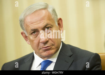 Il Primo Ministro israeliano Benjamin Netanyahu affronta i media a seguito di un incontro con il Presidente Barack Obama nell'Ufficio Ovale della Casa Bianca a Washington D.C. Settembre 30, 2013. UPI/Kevin Dietsch Foto Stock