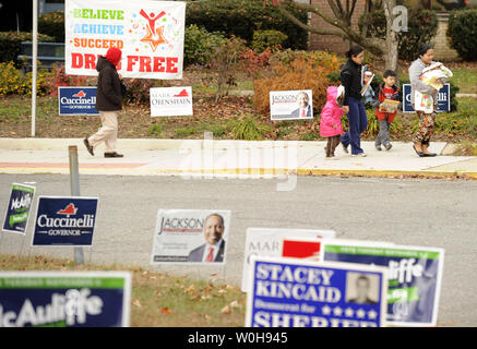 Gli elettori partono Annandale Terrazza Scuola Elementare, Annandale, Virginia, dopo la colata loro schede elettorali, 5 novembre 2013. Democratico candidato gubernatorial Terry McAuliffe è in esecuzione nei confronti degli ex Virginia Attorney General il repubblicano Ken Cuccinelli e molti altri a livello statale degli uffici sono in palio il giorno delle elezioni. UPI/Mike Theiler Foto Stock