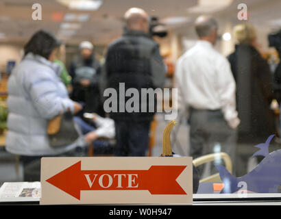 Gli elettori in coda fino a posizionare il loro voto il giorno delle elezioni al Spring Hill scuola elementare, a McLean, Virginia, 5 novembre 2013. Virginia il governatorato è la posta in gioco tra democratici Terry McAuliffe e ex Virginia Attorney General il repubblicano Ken Cuccinelli. UPI/Mike Theiler Foto Stock