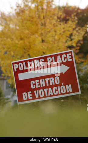 Un bi-lingue segno indica la strada per a Lacey scuola elementare per gli elettori a votare in Annandale, Virginia, 5 novembre 2013. Democratico candidato gubernatorial Terry McAuliffe è in esecuzione nei confronti degli ex Virginia Attorney General il repubblicano Ken Cuccinelli e molti altri a livello statale degli uffici sono in palio il giorno delle elezioni. UPI/Mike Theiler Foto Stock