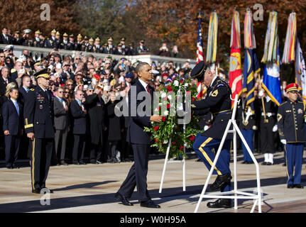 Il presidente Barack Obama, con il Mag. Gen. Jeffrey S. Buchanan (L) dell'U.S. Esercito Distretto Militare di Washington, pone una corona presso la Tomba degli Ignoti durante un giorno di veterani cerimonia presso il Cimitero Nazionale di Arlington in Arlington, Virginia, Novembre 11, 2013. UPI/Molly Riley Foto Stock