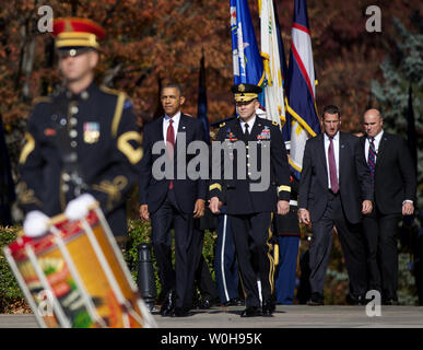 Il presidente Barack Obama arriva con il Mag. Gen. Jeffrey S. Buchanan di U.S. Esercito Distretto Militare di Washington, per collocare una corona presso la Tomba degli Ignoti durante un giorno di veterani cerimonia presso il Cimitero Nazionale di Arlington in Arlington, Virginia, Novembre 11, 2013. UPI/Molly Riley Foto Stock