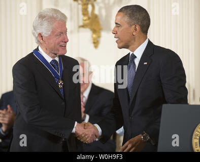 Il presidente Barack Obama scuote le mani con l' ex Presidente Bill Clinton dopo che Obama gli ha conferito la medaglia presidenziale della libertà, durante un evento nella Sala Est della Casa Bianca di Washington, D.C., Novembre 20, 2013. UPI/Kevin Dietsch Foto Stock