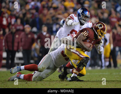 New York Giants tackle difensivo Johnathan Hankins (96) e difensivo fine Justin Tuck (91) Sacco Washington Redskins quarterback Robert Griffin III nel quarto trimestre a FedEx in campo Landover, Maryland, 1 dicembre 2013. I Giganti sconfitti alle pellerosse 24-17. UPI/Kevin Dietsch Foto Stock