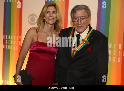 Il cantante Tony Bennett, 87, 2005 un Centro Kennedy Honoree, e sua moglie Susan Crow rappresentano per i fotografi sul tappeto rosso che arrivano per una serata di gala di intrattenimento presso il 2013 Kennedy Center Honors, 8 Dicembre 2013 a Washington, DC. I riconoscimenti sono stati elargiti annualmente su cinque artisti per la loro carriera nel campo delle arti e della cultura. UPI/Mike Theiler Foto Stock