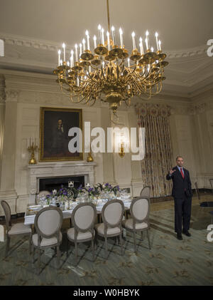 Casa Bianca il vice consigliere per la sicurezza nazionale per comunicazioni strategiche ben Rhodes spiega i preparativi per la cena di stato in onore del Presidente francese Francois Hollande nello stato in sala da pranzo della Casa Bianca di Washington il 10 febbraio 2014. Hollande è ufficialmente accolto dal Presidente Barack Obama per la Casa Bianca il Febbraio 11, 2014, che culmina in un membro per cena in serata. La Francia è considerata l'America più antico alleato. In fondo è un ritratto del presidente Abraham Lincoln. UPI/Pat Benic Foto Stock