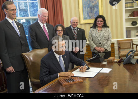 Il presidente Barack Obama segni una proclamazione che designa il punto Arena-Stornetta terre pubbliche, in California, un monumento nazionale, durante una cerimonia nell'Ufficio Ovale della Casa Bianca il 11 marzo 2014 a Washington D.C. UPI/Kevin Dietsch Foto Stock