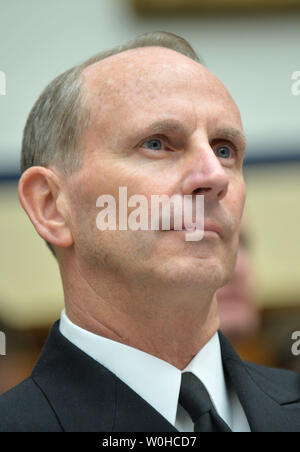 Capo di operazioni navali Adm. Jonathan Greenert testimonia durante una casa Comitato delle Forze Armate audizione sul FY2015 difesa nazionale autorizzazione richiesta di budget del dipartimento della marina, sulla Capitol Hill su Marzo 11, 2014 a Washington D.C. UPI/Kevin Dietsch. Foto Stock