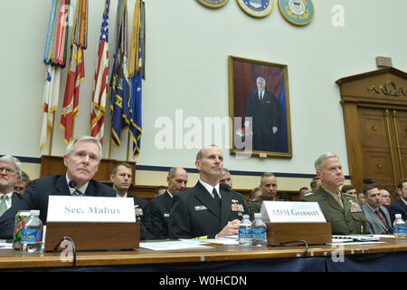 Da sinistra a destra, segretario della Marina Ray Mabus, Capo di operazioni navali Adm. Jonathan Greenert e Marine Corps Commandant gen. James Amos testimoniano durante una casa Comitato delle Forze Armate audizione sul FY2015 difesa nazionale autorizzazione richiesta di budget del dipartimento della marina, sulla Capitol Hill su Marzo 11, 2014 a Washington D.C. UPI/Kevin Dietsch. Foto Stock