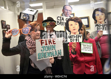 I membri dell'attivista CodePink dimostrazione di gruppo contro il Sen. Dianne Feinstein (D-CA) e ciò che il gruppo sta chiamando il suo "due-di fronte posizione su spionaggio' dentro il suo ufficio del Senato Hart Edificio per uffici a Washington DC, il 12 marzo 2014. UPI/Kevin Dietsch Foto Stock